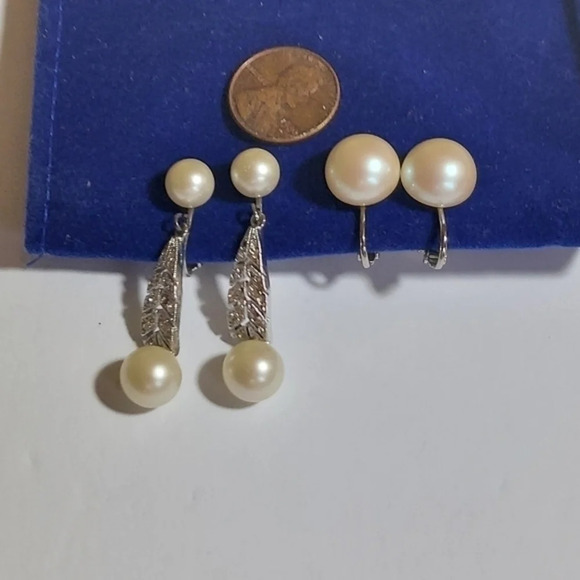 Vintage Two pair of Pearl Silvertone earrings both non pierced - Picture 2 of 6